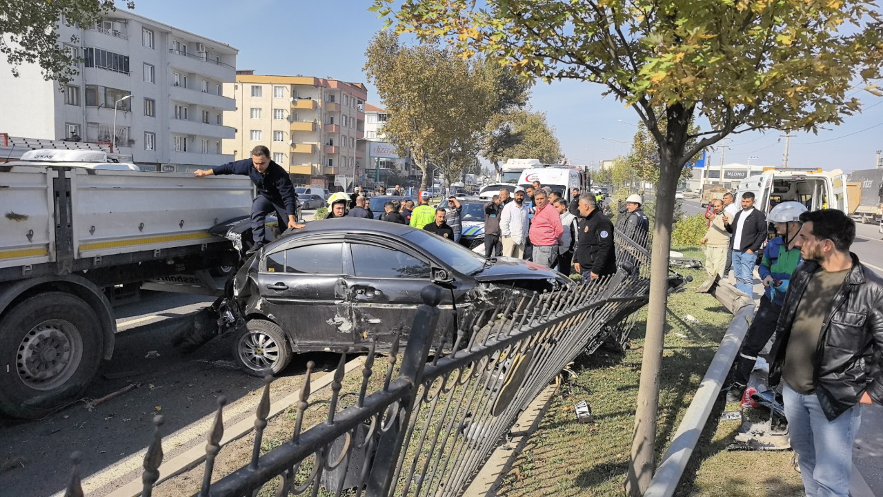 Ehliyetsiz sürücü, makas attığı otomobille kaza yaptı