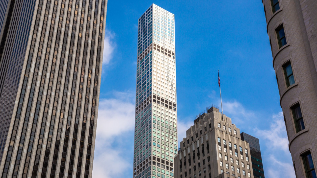 Milyarderler caddesinde panik: Gökdelenden parçalara kopuyor