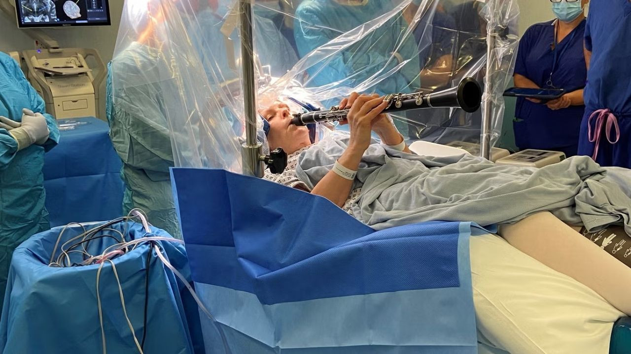 Parkinson hastası kadın, ameliyat esnasında klarnet çaldı