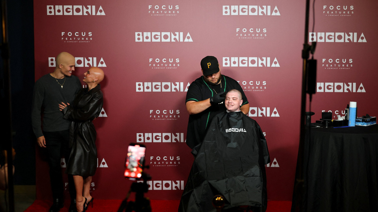 Sıradışı film gösterimi: Saçını kazıtana bedava bilet verdiler