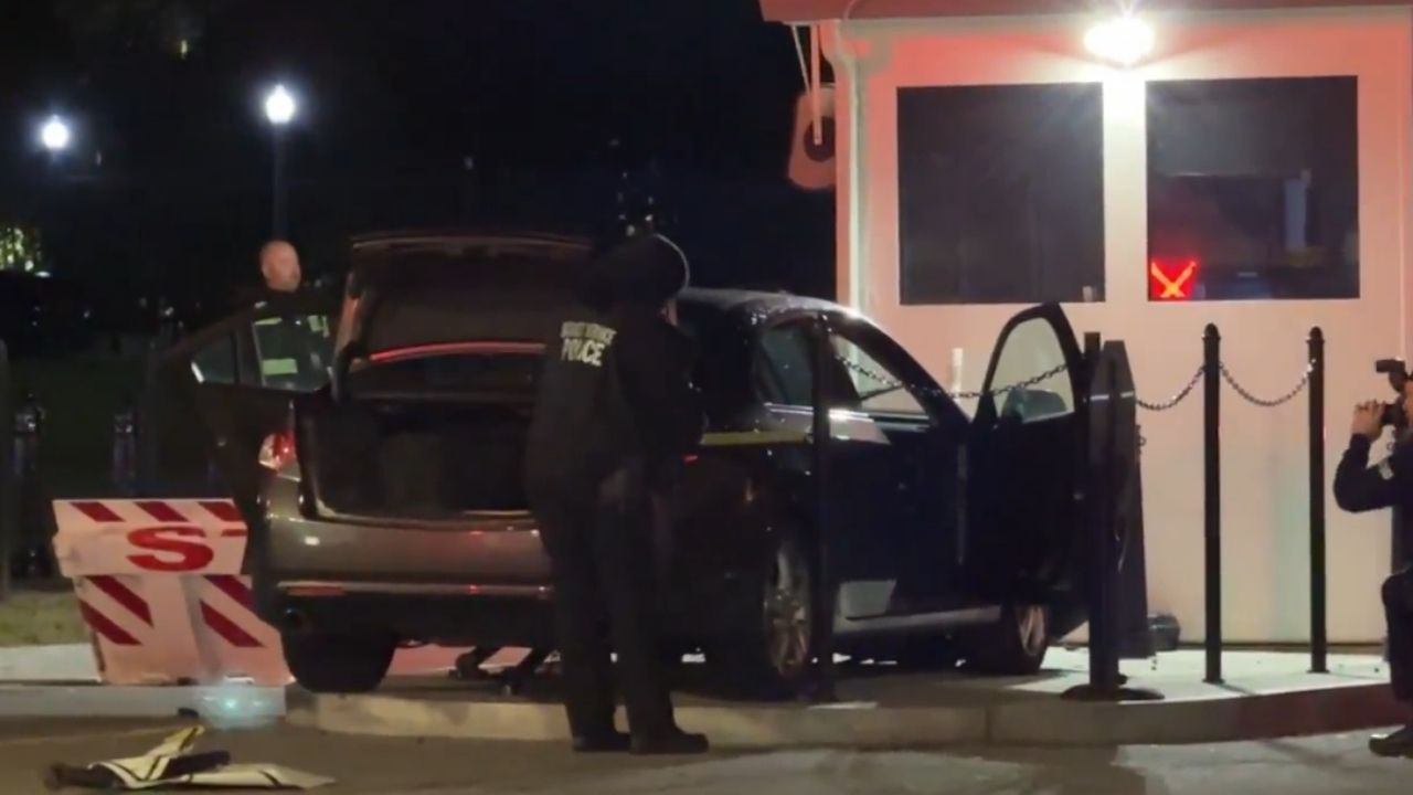 Şüpheli bir araç Beyaz Saray kapısına çarptı