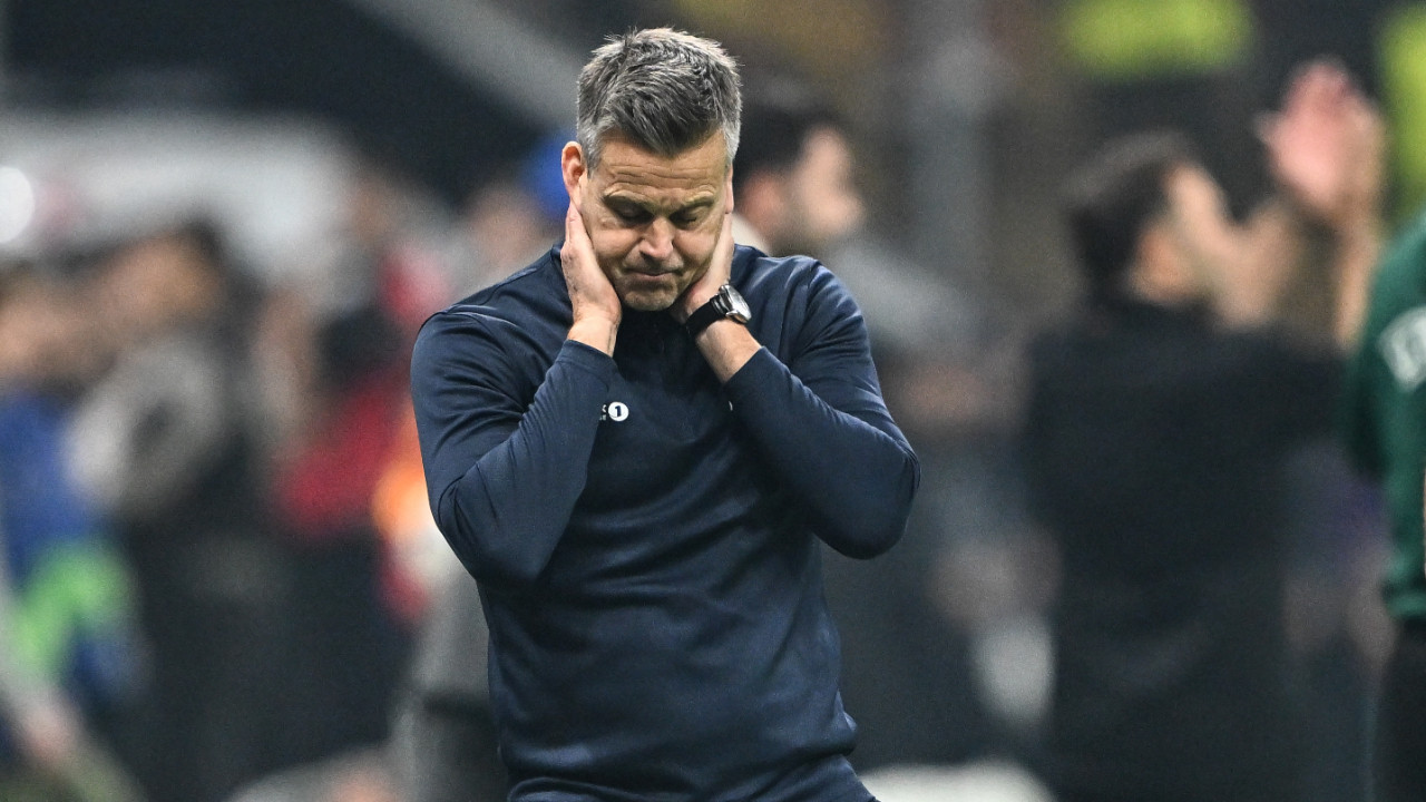 Galatasaray maçında Bodo/Glimt hocasının zor anları: Kulak tıkacı taktı