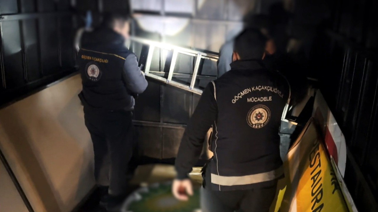 Kamyonet kasasındaki gizli bölmede 12 kaçak göçmen yakalandı