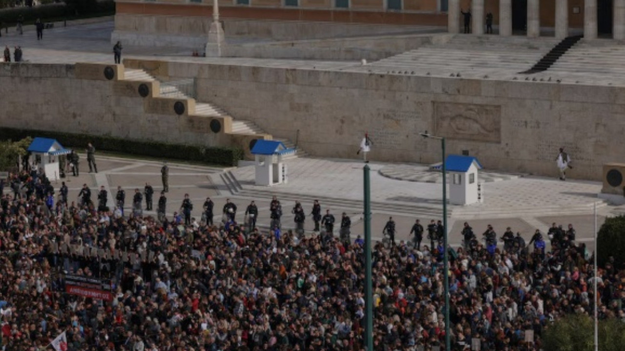 Komşuda 'gösteri yasağı' krizi
