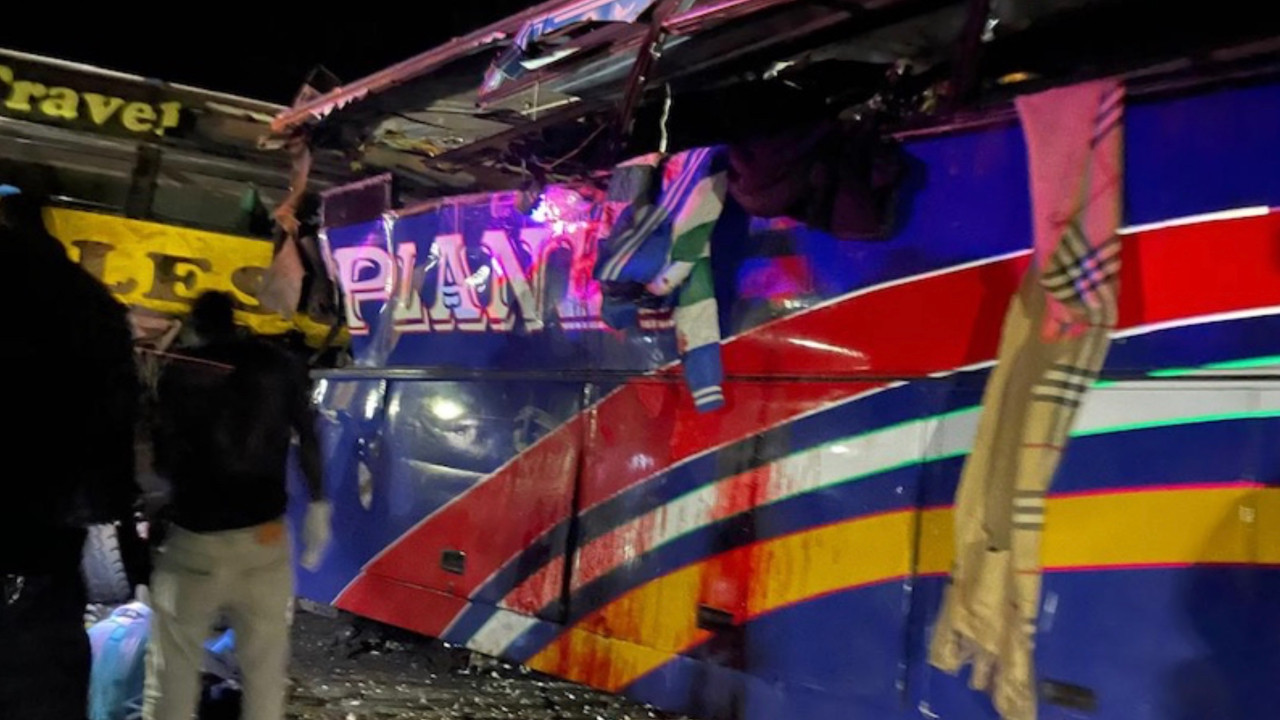 Ortalık savaş alanına döndü: Trafik kazasında onlarca insan öldü