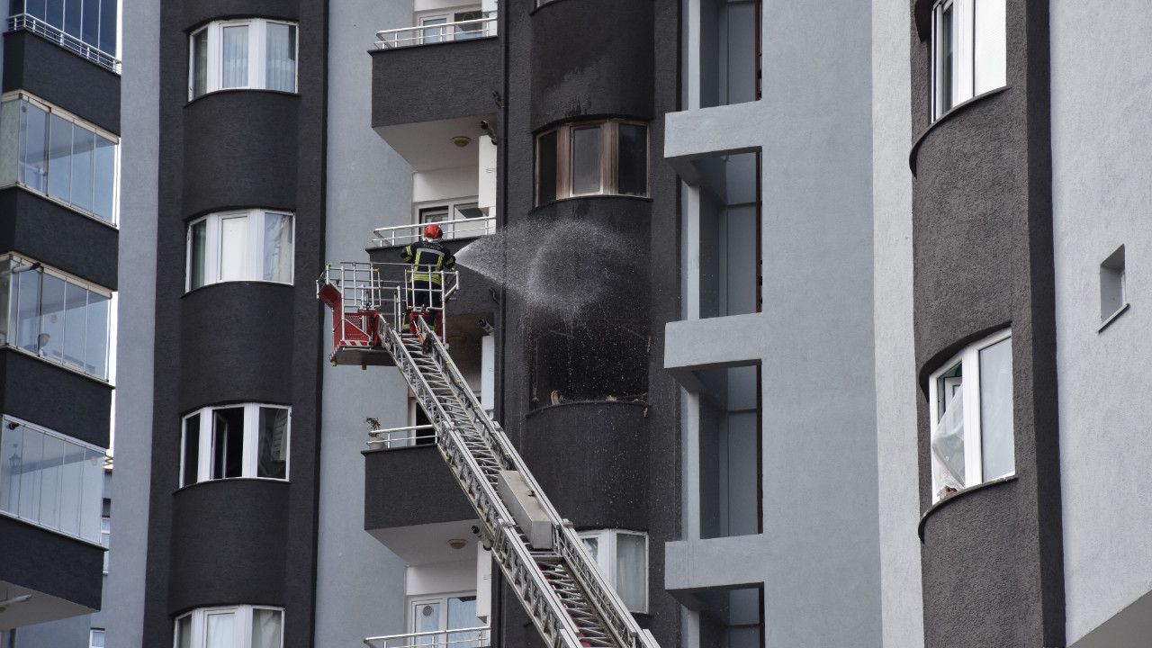 Apartmanda çıkan yangında 1 kişi yaralandı