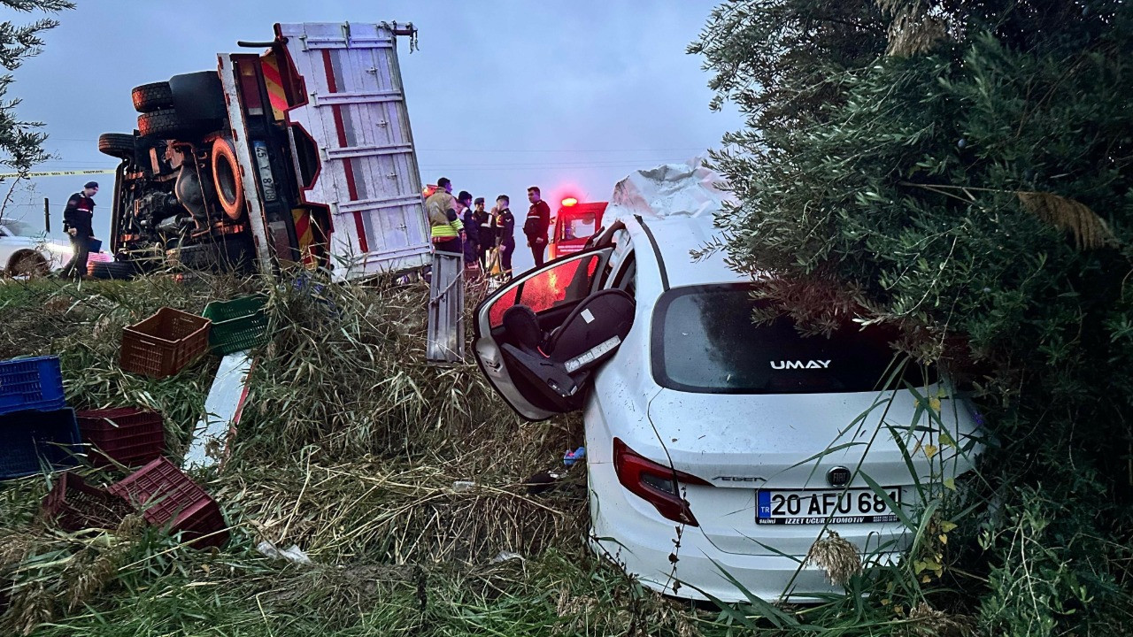 Devrilen kamyonet sürüklenerek karşı şeride geçti: Ölü ve yaralılar var