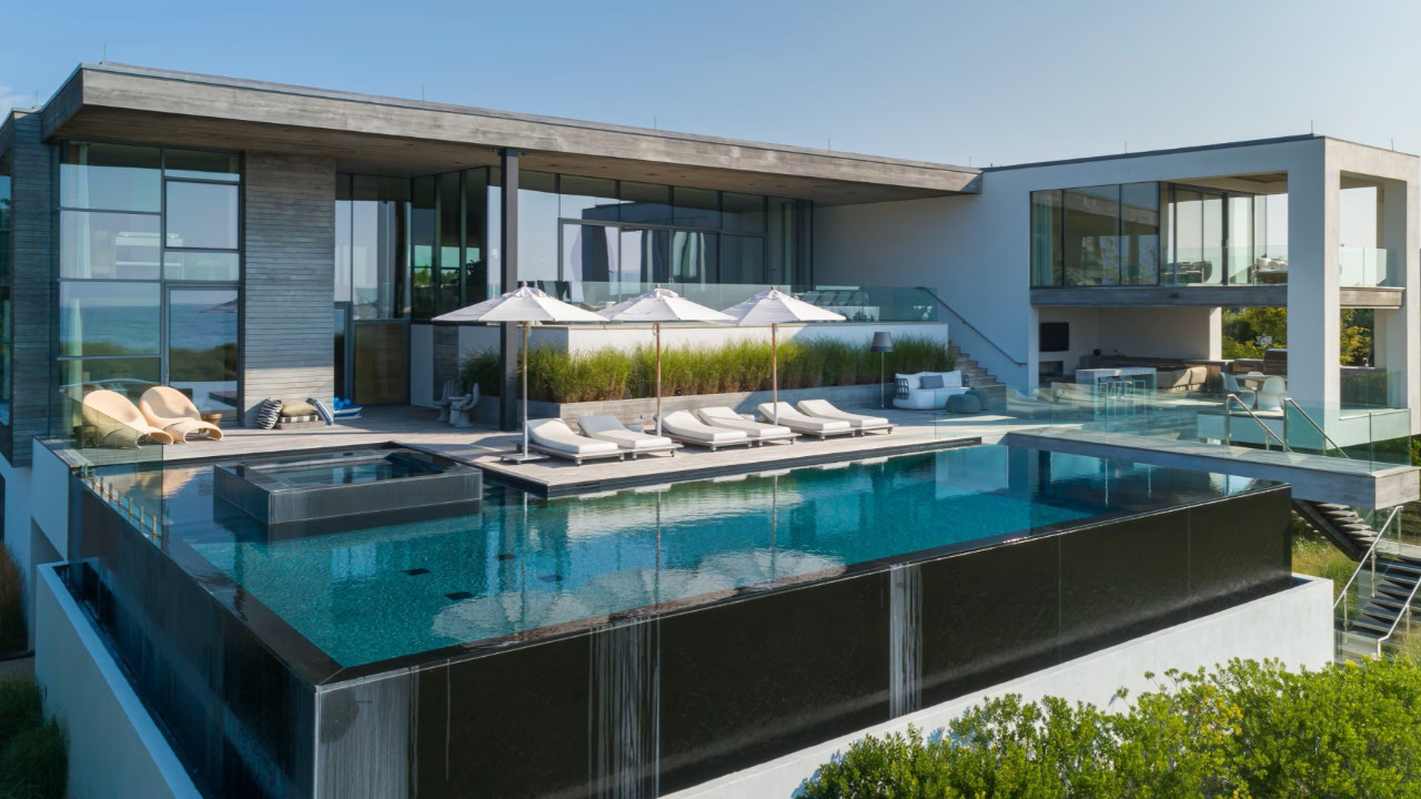 Sahildeki evini 57 milyon dolara sattı