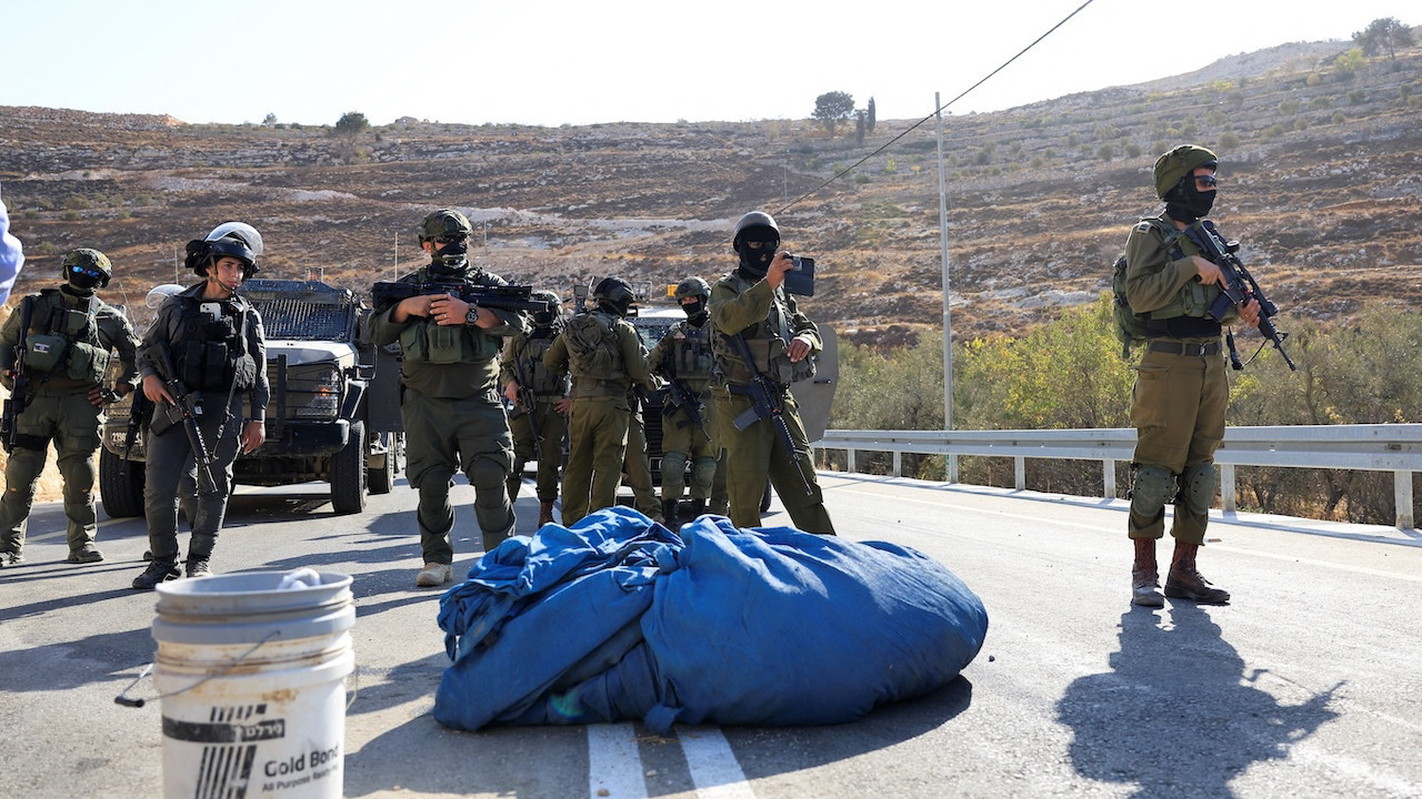 Filistinliler İsrail ordusunun gölgesinde zeytin hasadı yapmaya çalışıyor