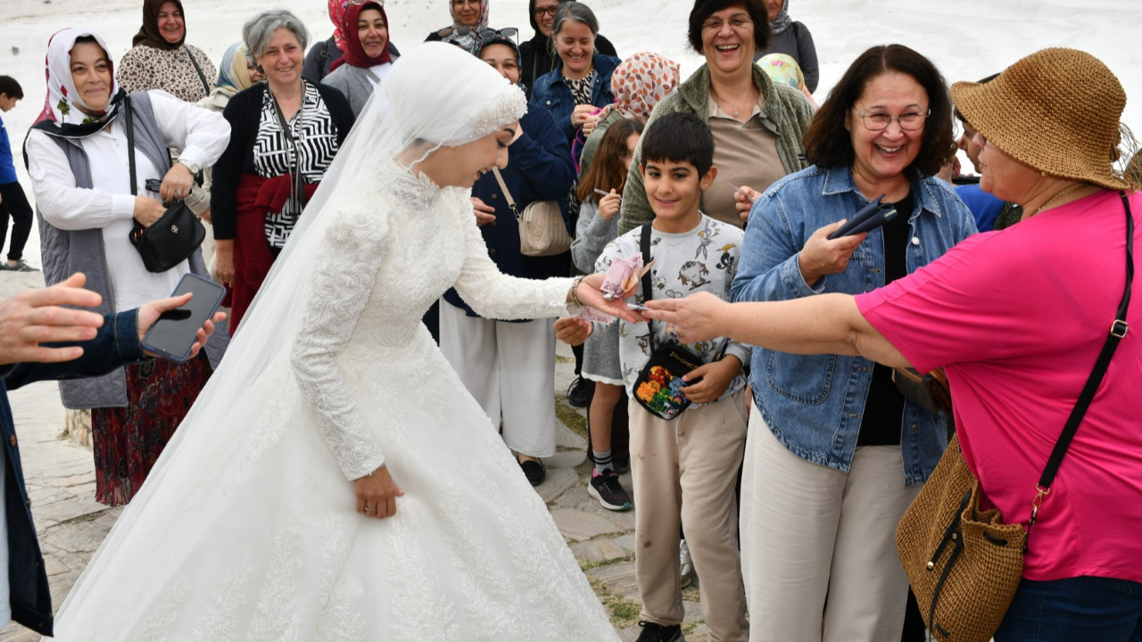 Pamukkale'ye fotoğraf çekimi için gelen çifte sürpriz takı töreni