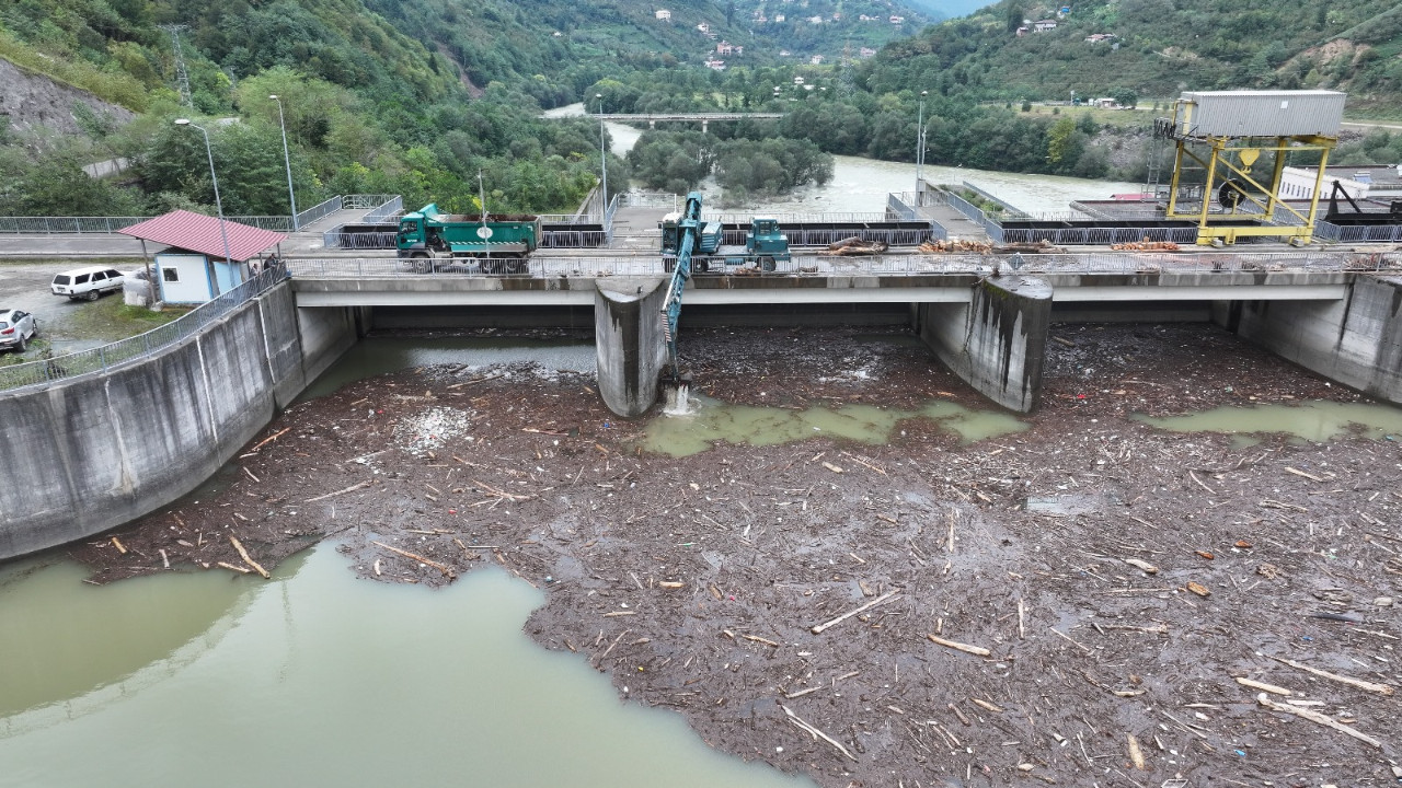 Selin sürüklediği tomruklar Muratlı Barajı’nı kapladı