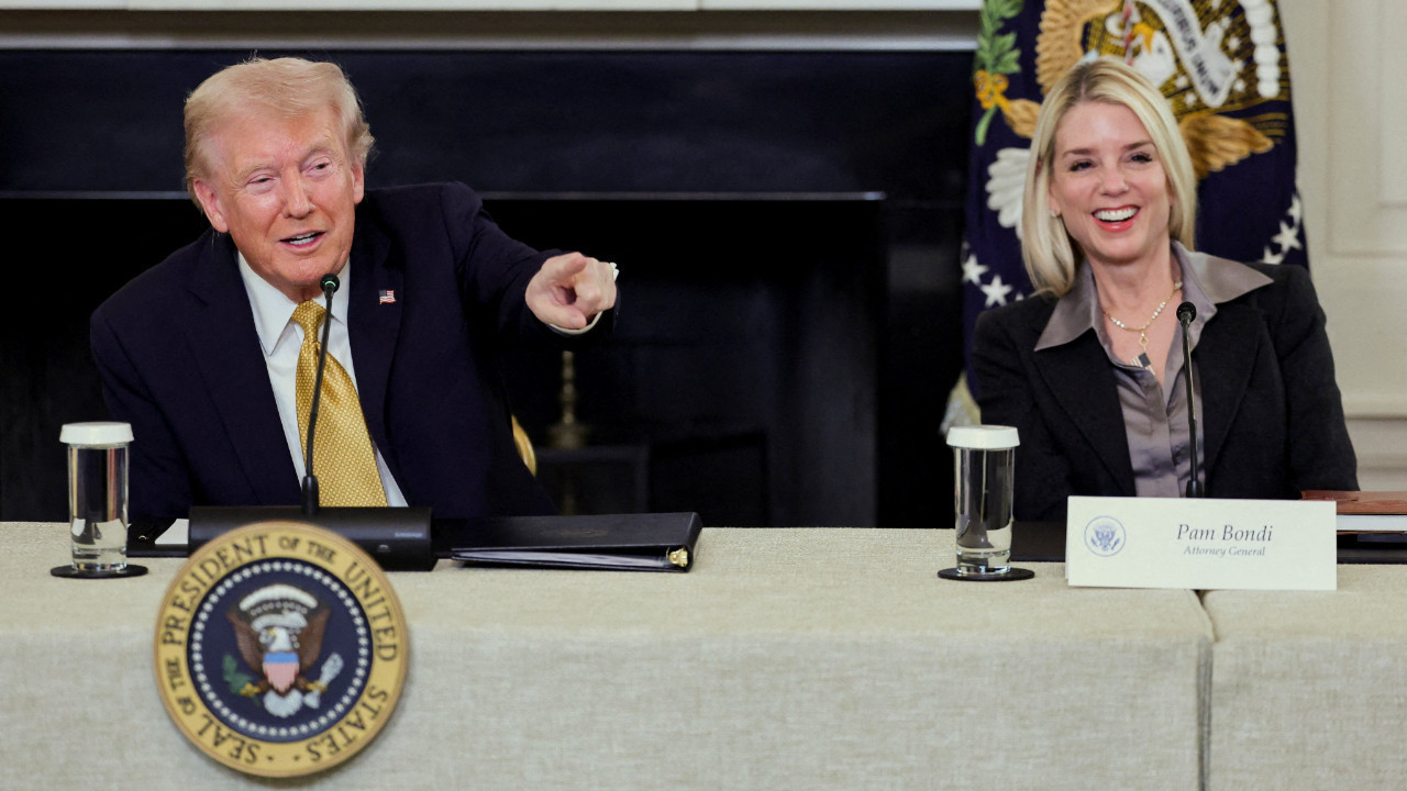 Trump, Fransız gazeteciye zorbalık etti: Aksanın güzel ama...