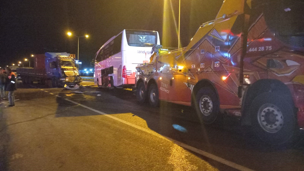 Yolcu otobüsü ile tır çarpıştı