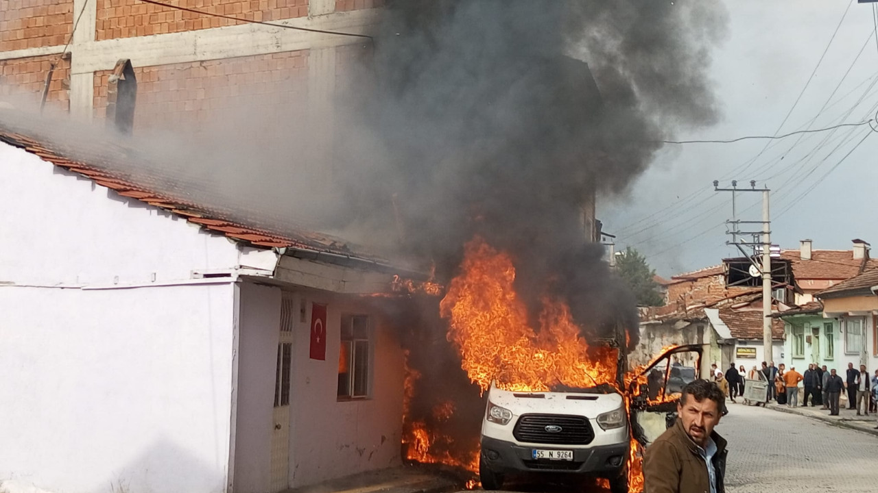 Alevler bir anda yayıldı: Minibüs yandı, iki bina hasar gördü