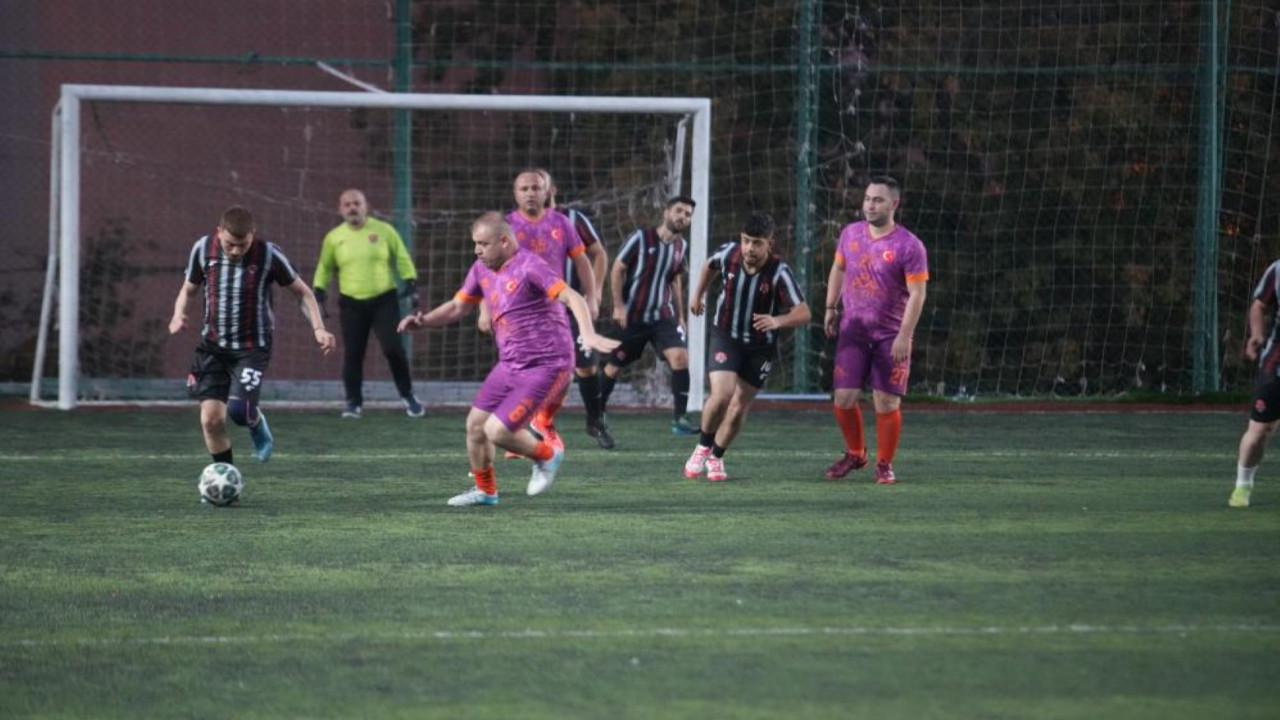 Hastane çalışanları halı sahada stres attı