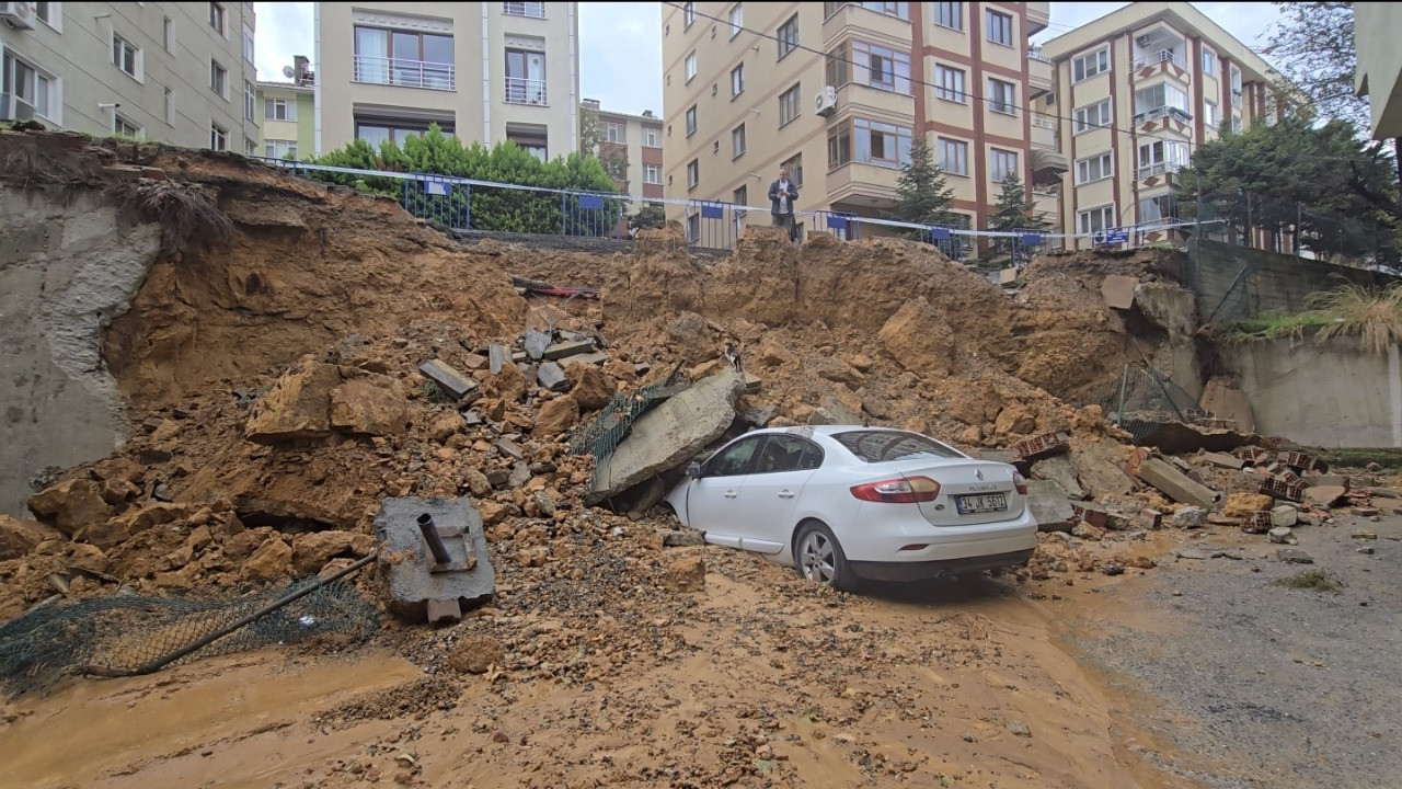 Maltepe’de istinat duvarı çöktü: Araçlar hurdaya döndü