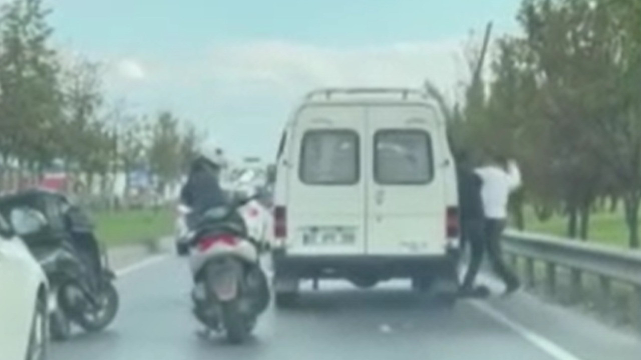 ‘Yol verme’ kavgası: Minibüsçüye yumruklu kasklı saldırı