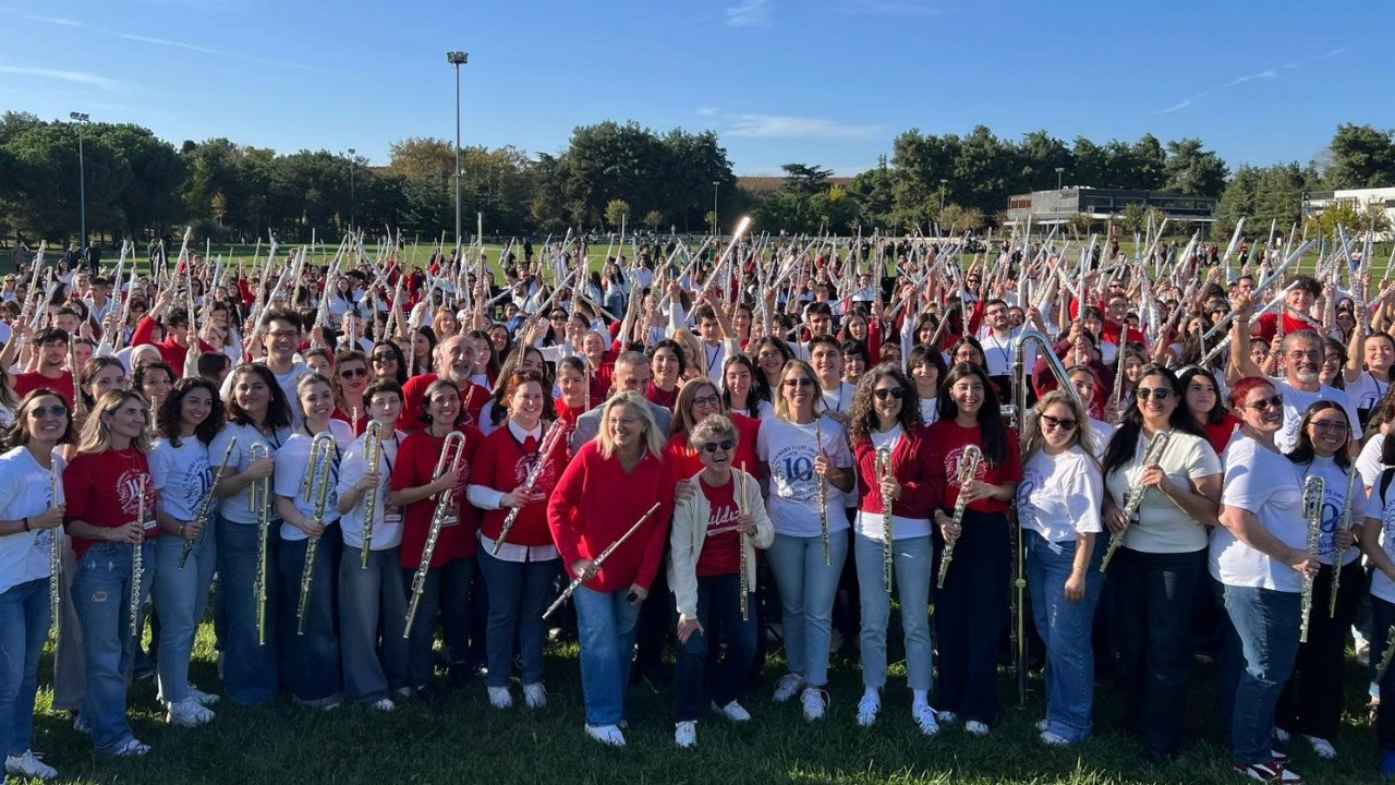 500 flütçü rekor için aynı anda çaldı