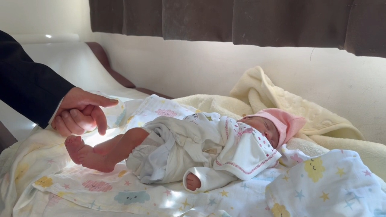 Bebeğin eli ve ayağı anne karnında kurtarıldı