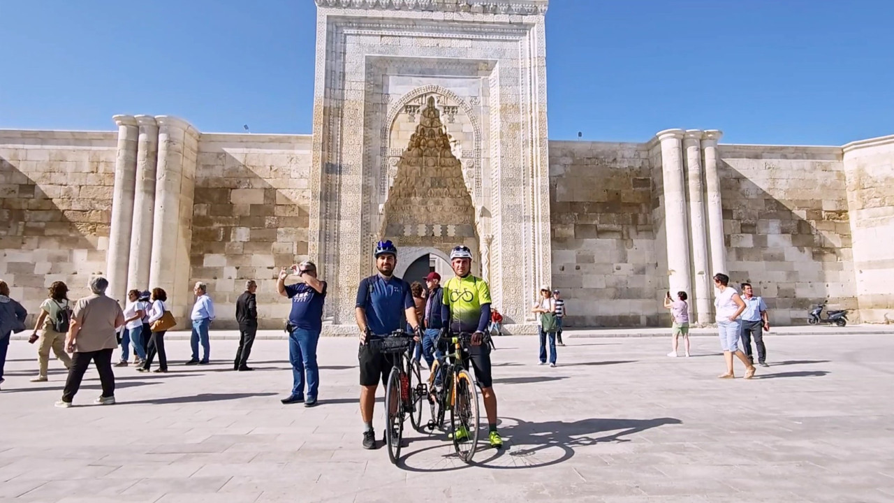 MS hastalığına meydan okuyor: İller arası yolculuk yaparak hayata tutunuyor