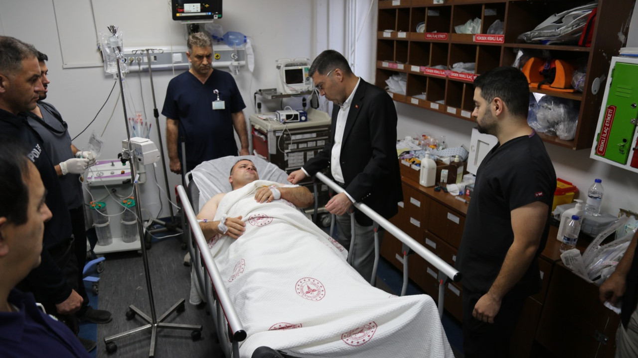 Nöbetteki polisi bıçakladı