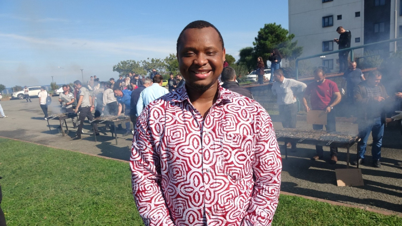 2 saatte 3 ton hamsi yediler