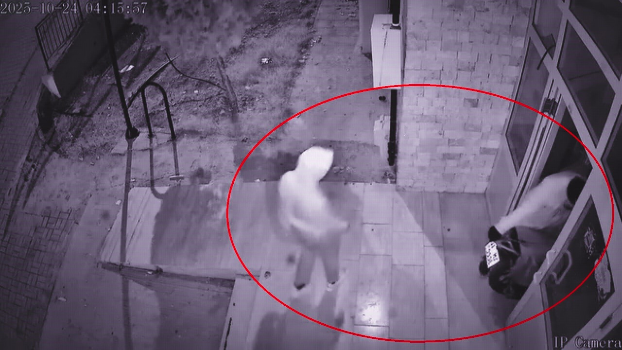 Ellerini kollarına sallayarak çaldılar, kayıplara karıştılar