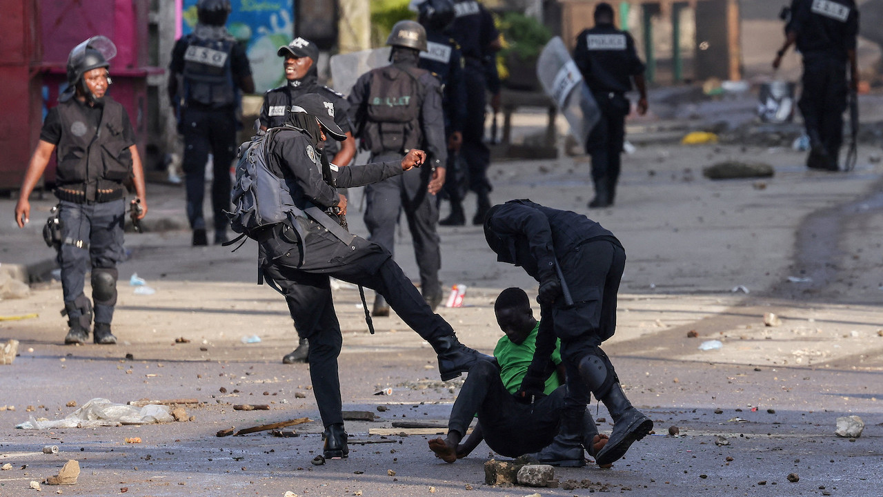 Seçimden sonra Kamerun'da halk sokağa döküldü: Dört ölü