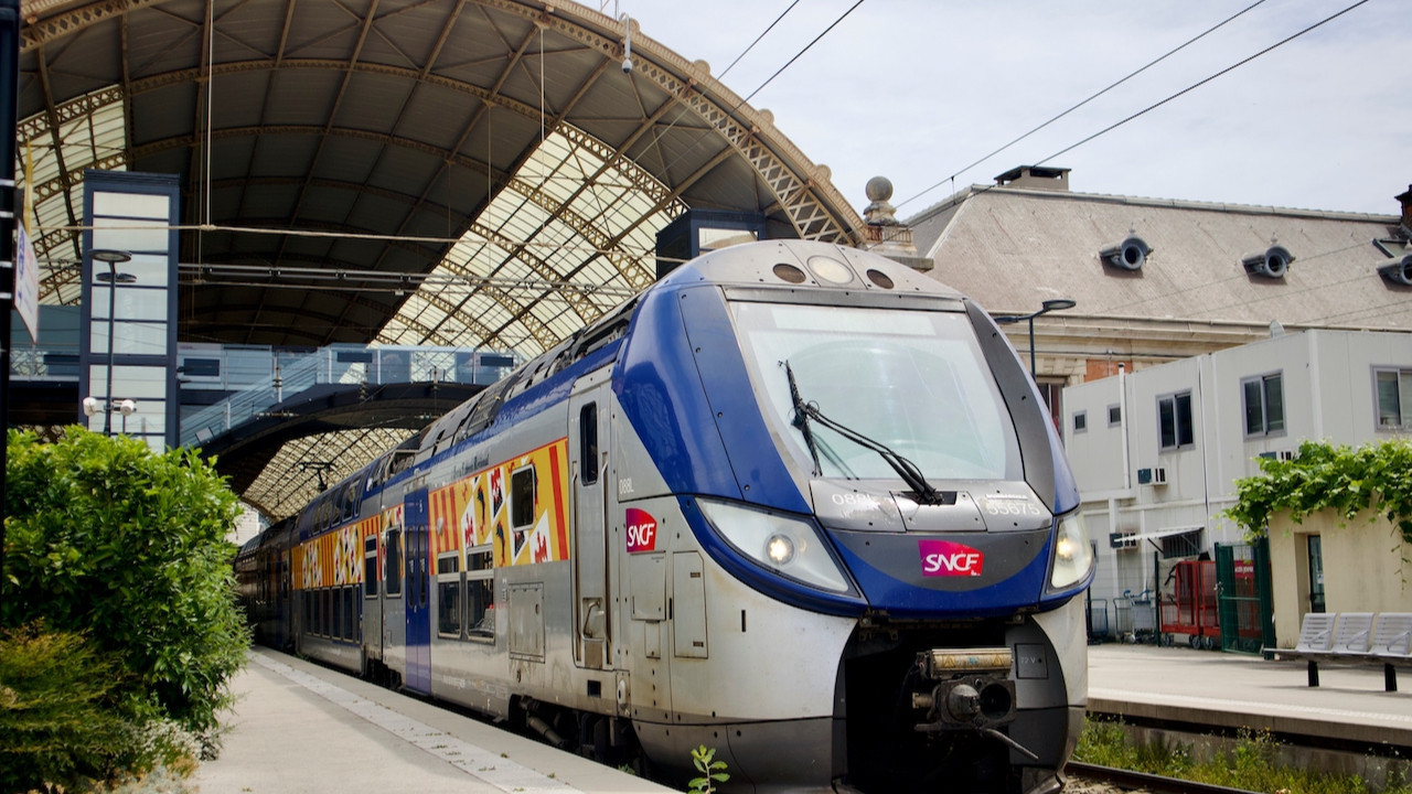 Sinyal kabloları yandı: Hızlı tren seferleri iptal edildi