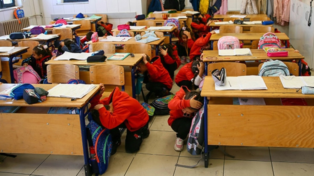 Depremin ardından Balıkesir'de eğitime 1 gün ara verildi