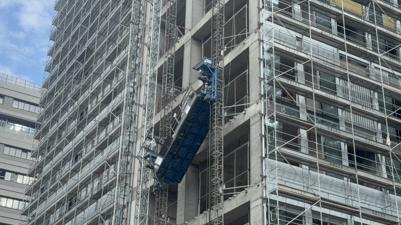 İşçiler plaza inşaatının dış cephesinde mahsur kaldı