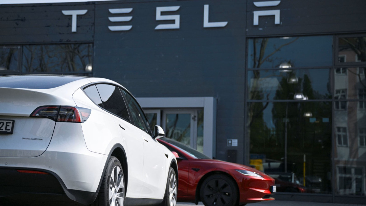 Tesla Avrupa'da serbest düşüşe geçti