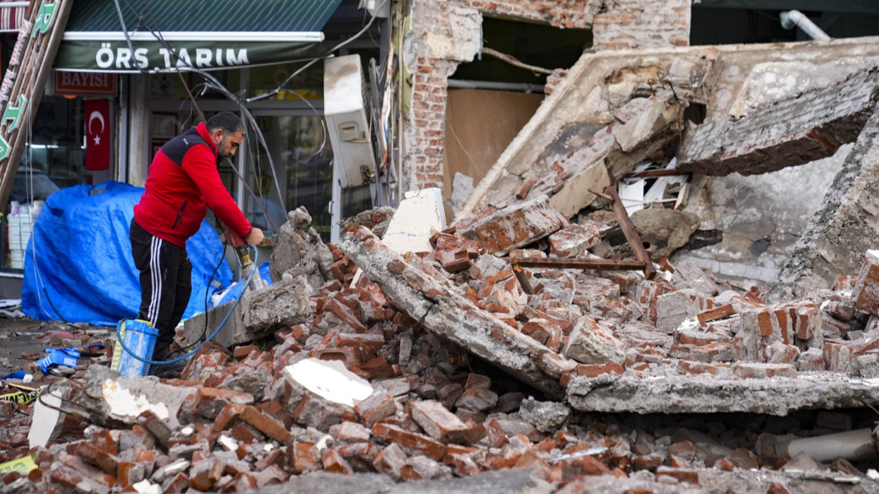 Yıkılan binalardan karot alınıyor