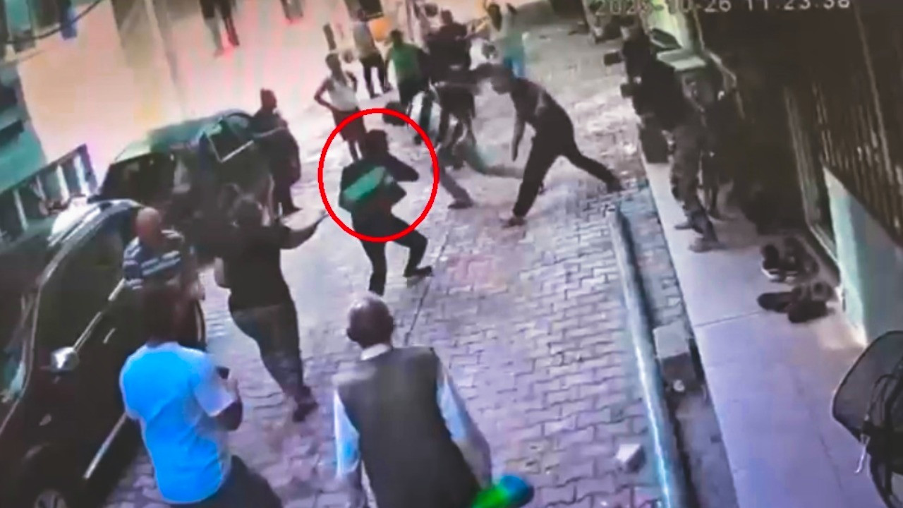 Birbirlerine kaldırım taşlarıyla saldırdılar