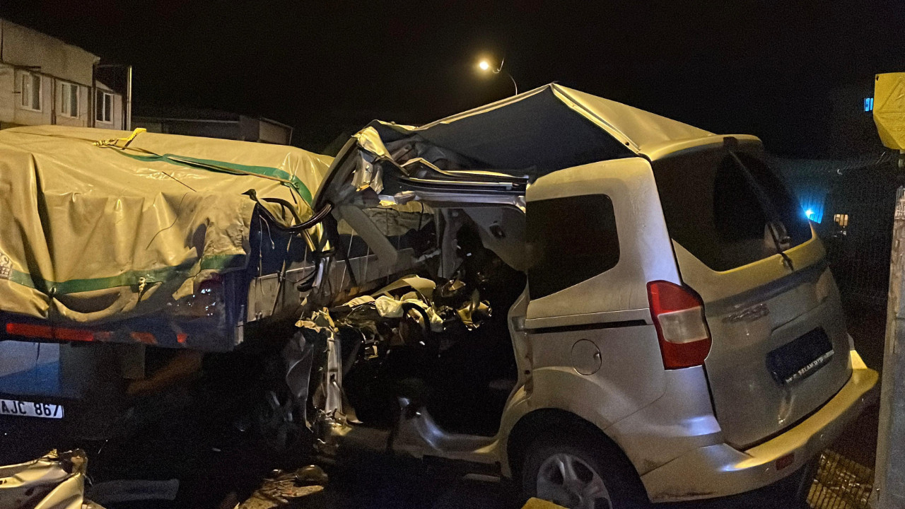 ‘Dur’ ihtarına uymayan araç tıra çarptı: 1 ölü, 2 yaralı