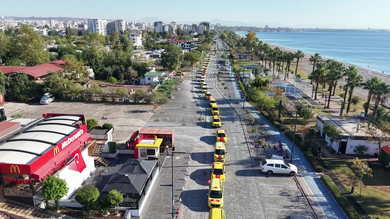 Konyaaltı’nda taksicilerden "Cumhuriyet Konvoyu"