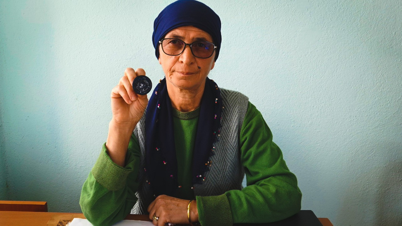 Mahallenin ilk kadın muhtarı 16 yıldır mührü kaptırmadı