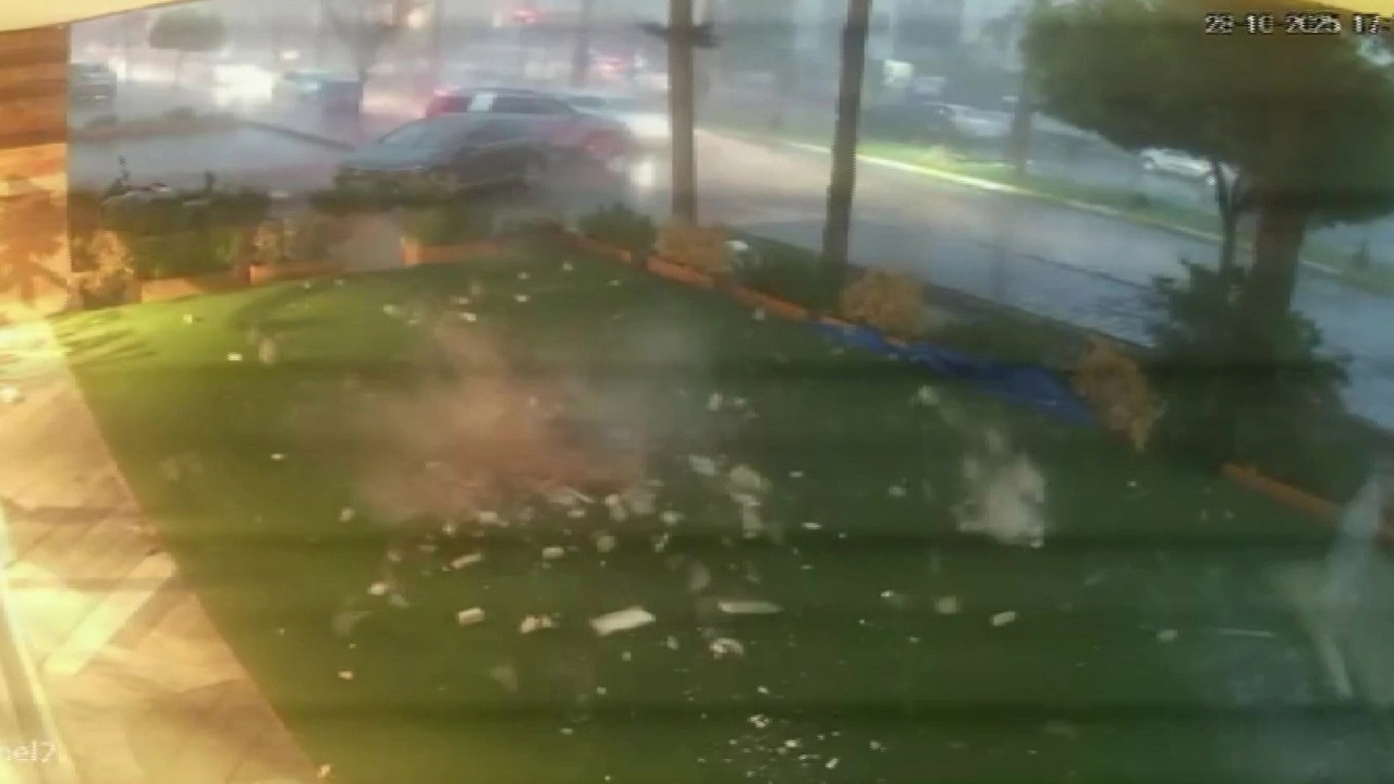 Tonlarca ağırlıktaki çatı yola uçtu