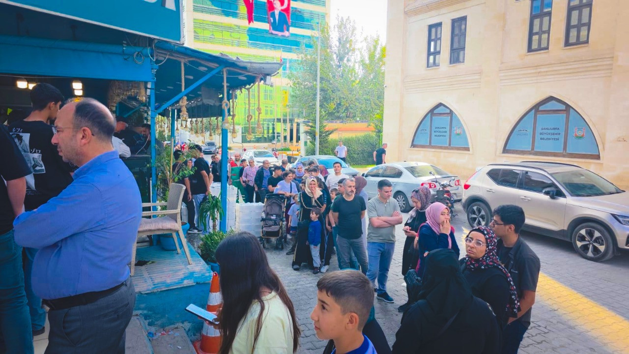 'Vatandaş yesin' diyerek kilosunu 35 TL'ye sattı, kuyruk oldu