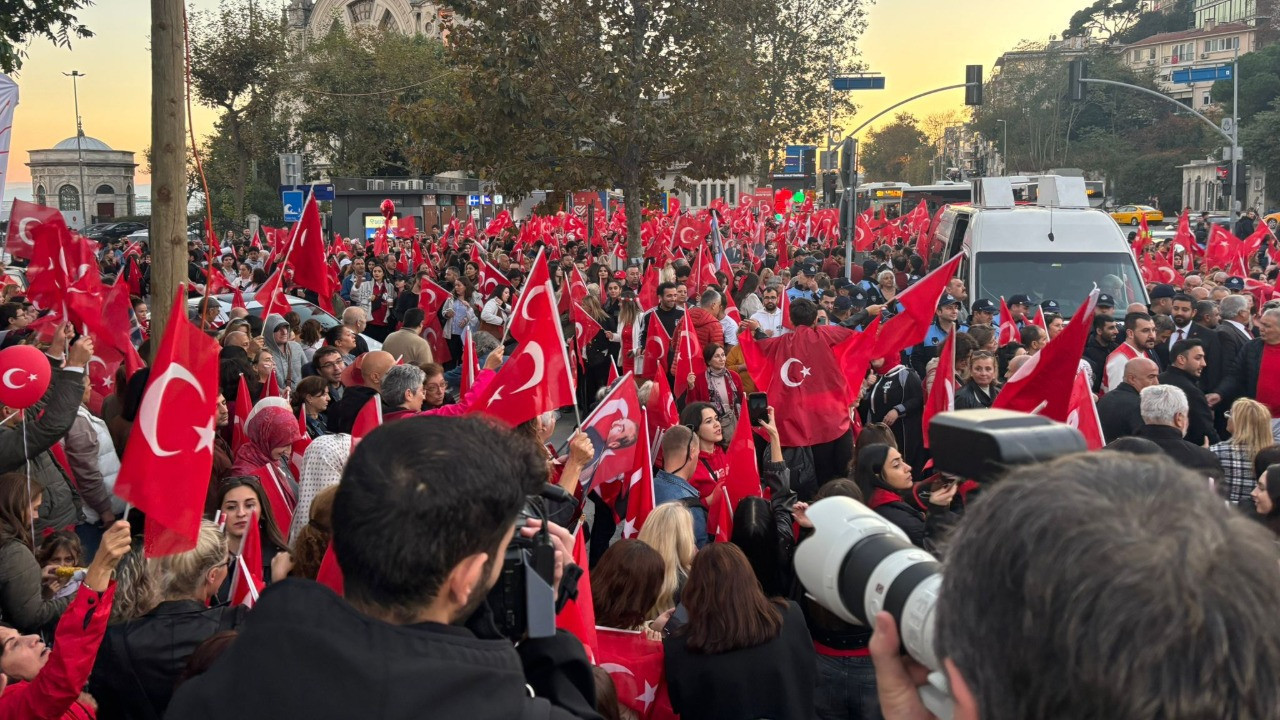 Yurttaşlar 'Mustafa Kemal'in askerleriyiz' sloganıyla Dolmabahçe'den Beşiktaş'a yürüdü