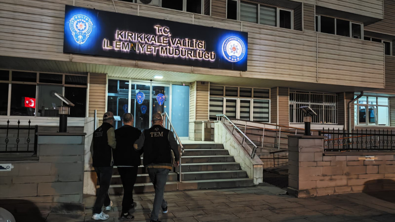 Gaybubet evinde yakalandı