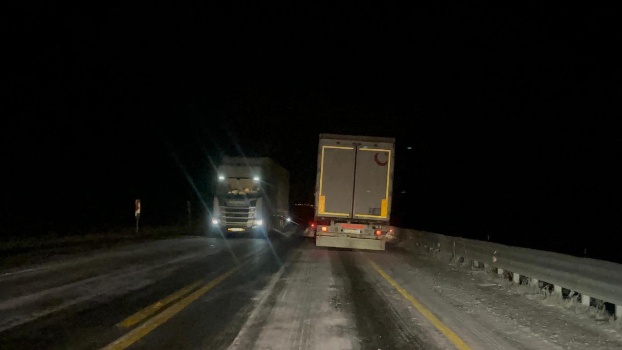 Ilgar Geçidi’nde kara teslim trafik: Tırlar kaydı, yol kapandı