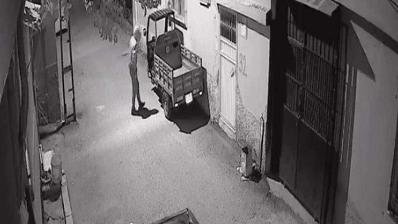 Kapüşonlu hırsız park halindeki mopedi çaldı