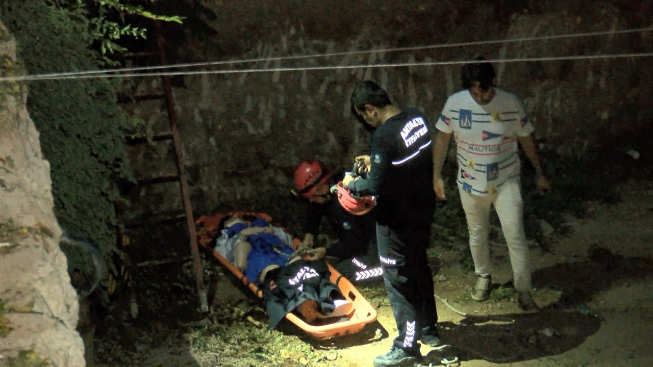 Kurtarma sırasında üşüyen turiste yeleğini verdi