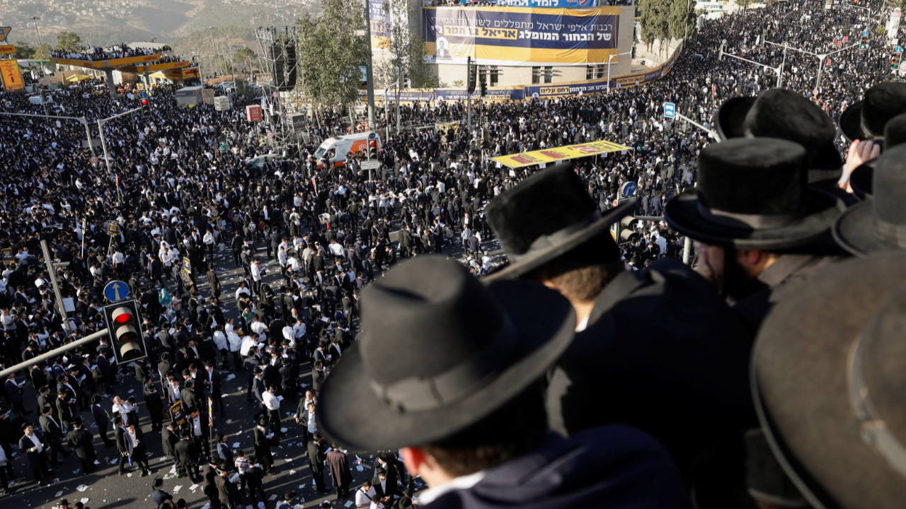 Askerlik karşıtı dev protesto: Bir genç gökdelenden düşerek öldü