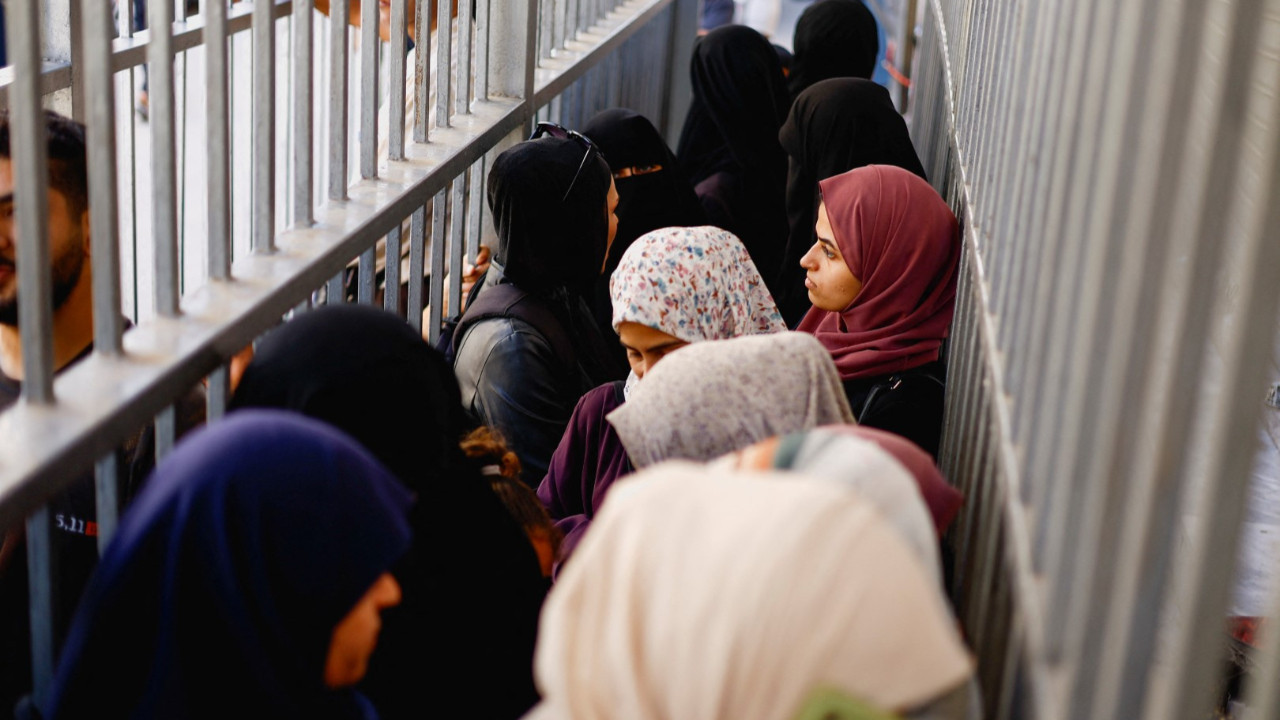 Bankalar açıldı, uzun kuyruklar oluştu: Ama nakit para yok!