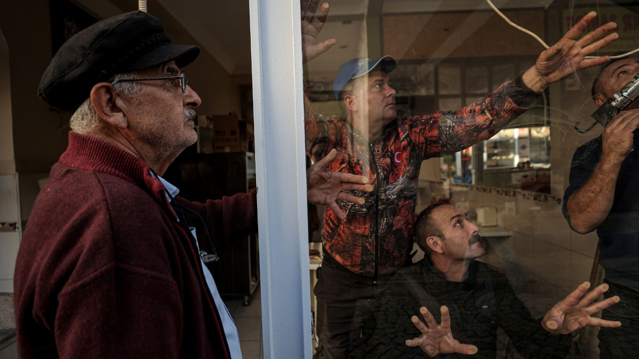 Depremlerle sarsılan esnaflar borç ertelemesi talep ediyor