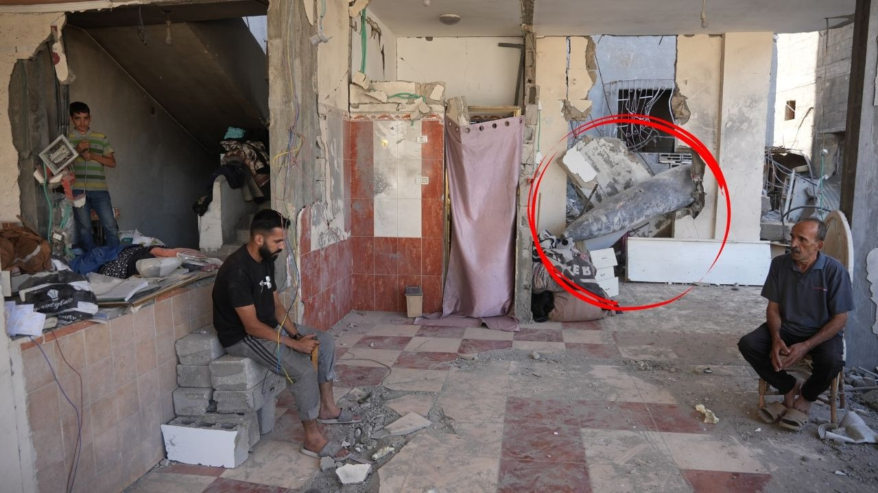 Evlerine düşen 'patlamaya hazır' bombayla yaşıyorlar