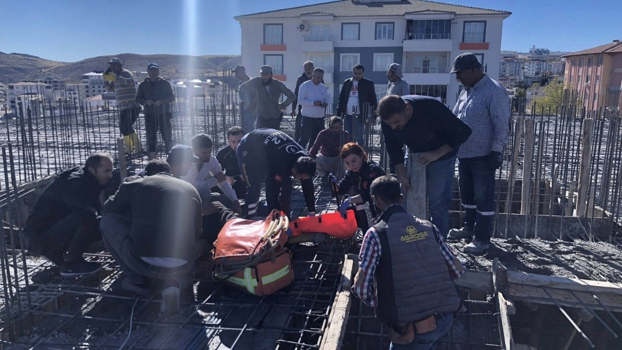 Kırılan pompa parçasının altında kaldı