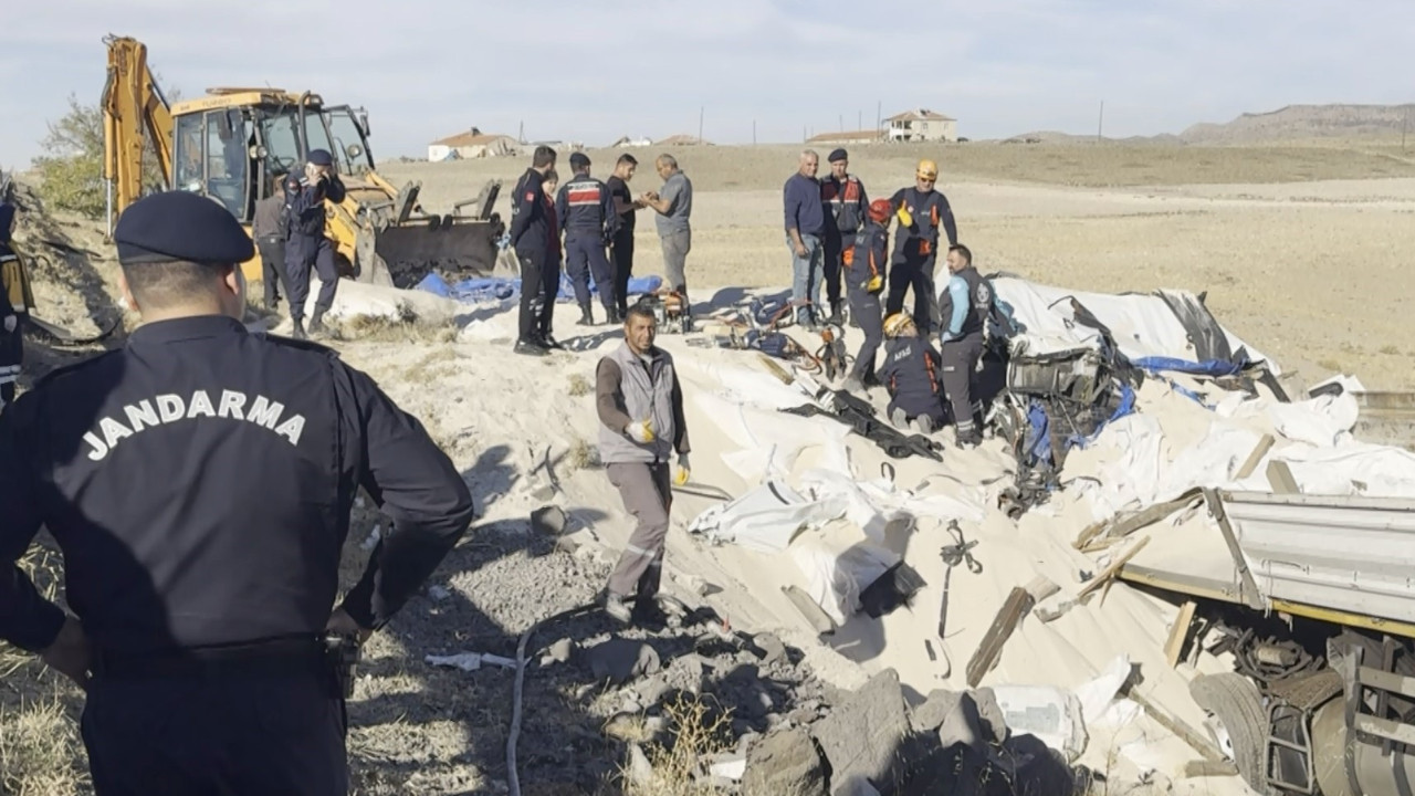 Şarampole devrilen tırın şoförü kum altında hayatını kaybetti
